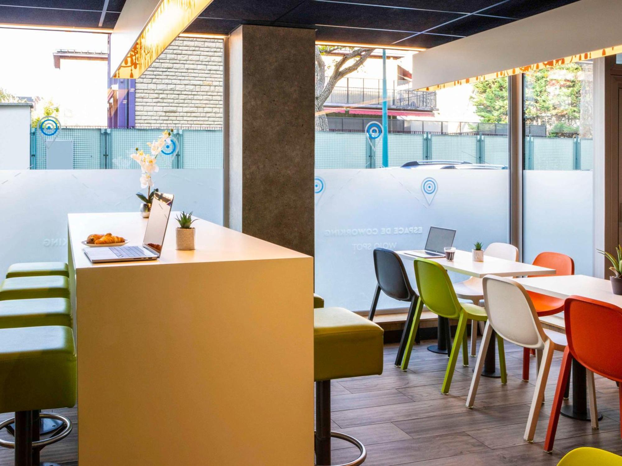 Ibis Budget Paris Clichy Mairie Exterior foto