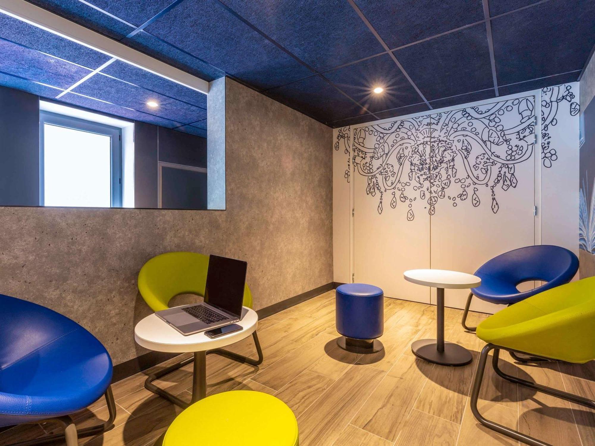 Ibis Budget Paris Clichy Mairie Exterior foto