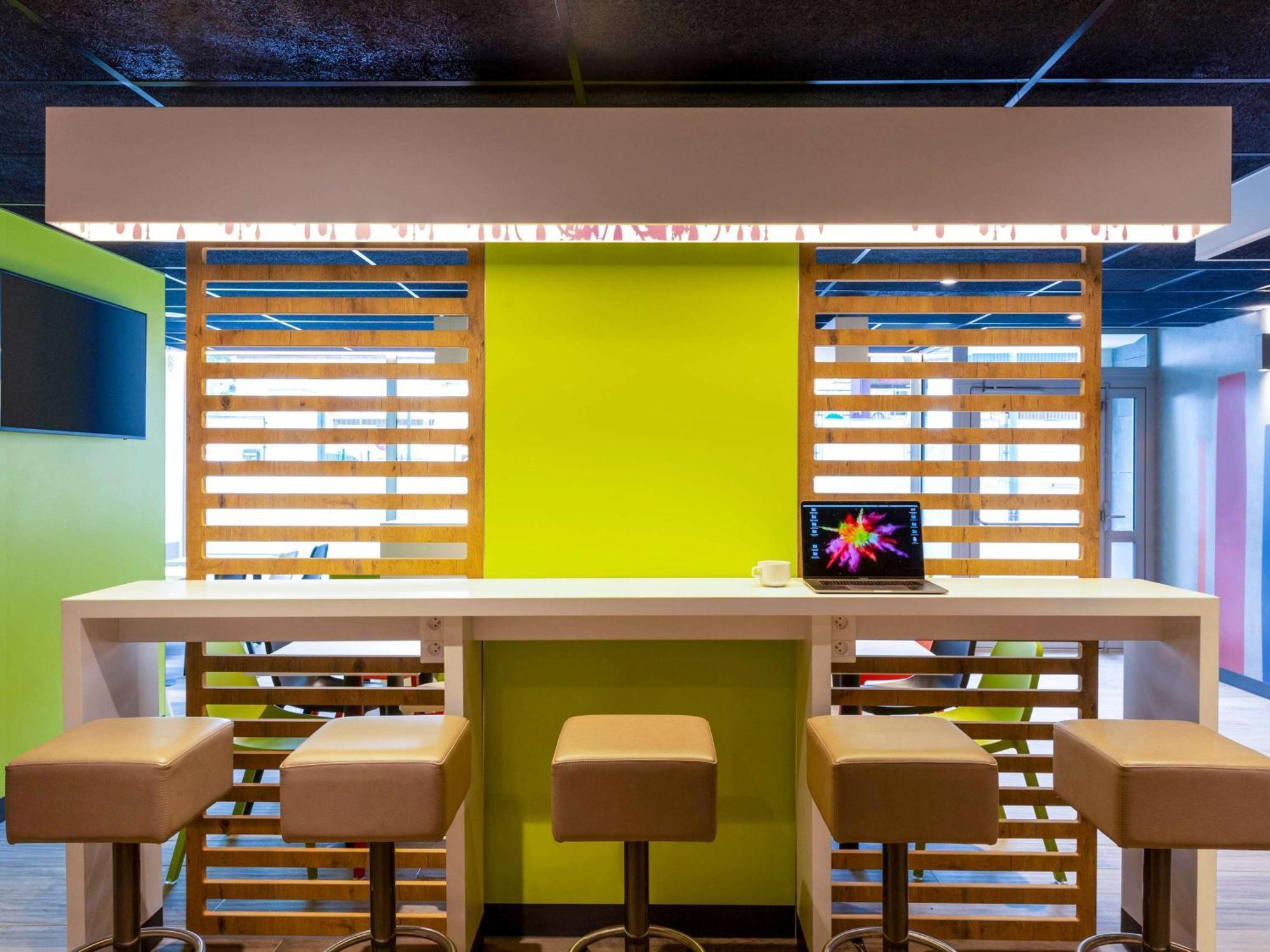 Ibis Budget Paris Clichy Mairie Exterior foto